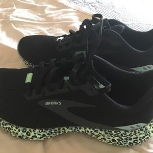 Brooks Women’s Launch8 electric